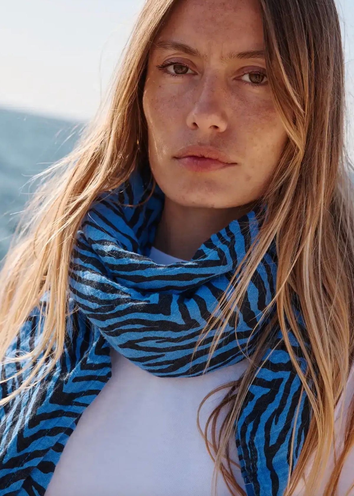 écharpe en mousseline BIANCA zebrou greek blue