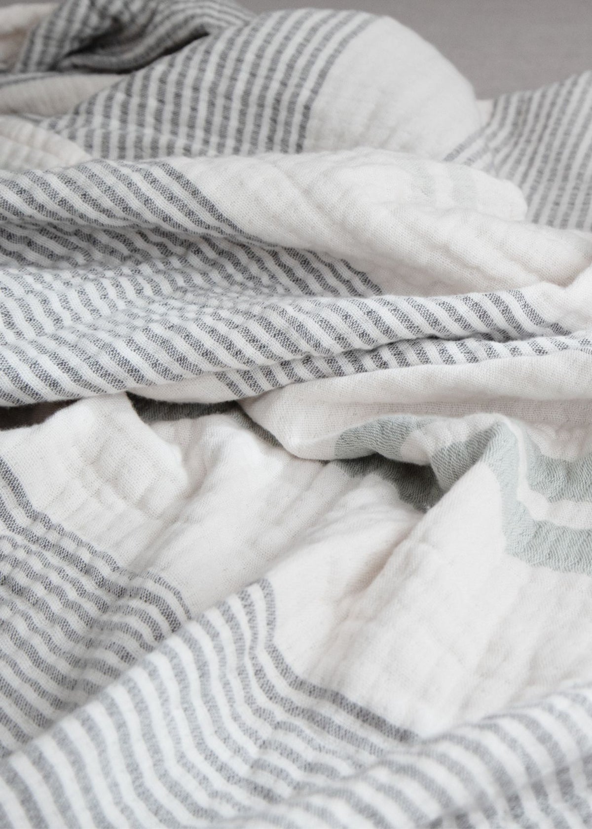 Couverture en mousseline NILS bleu/beige