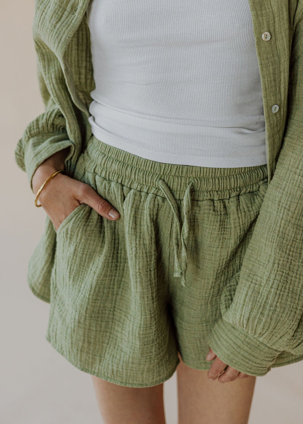 Musselin-Shorts STELLA sage green melange