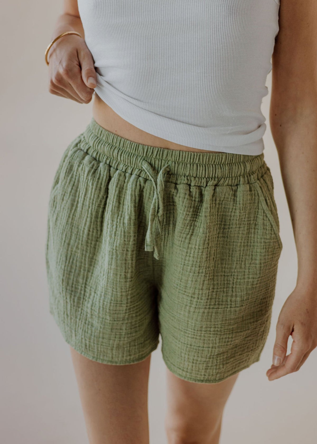 Musselin-Shorts STELLA sage green melange