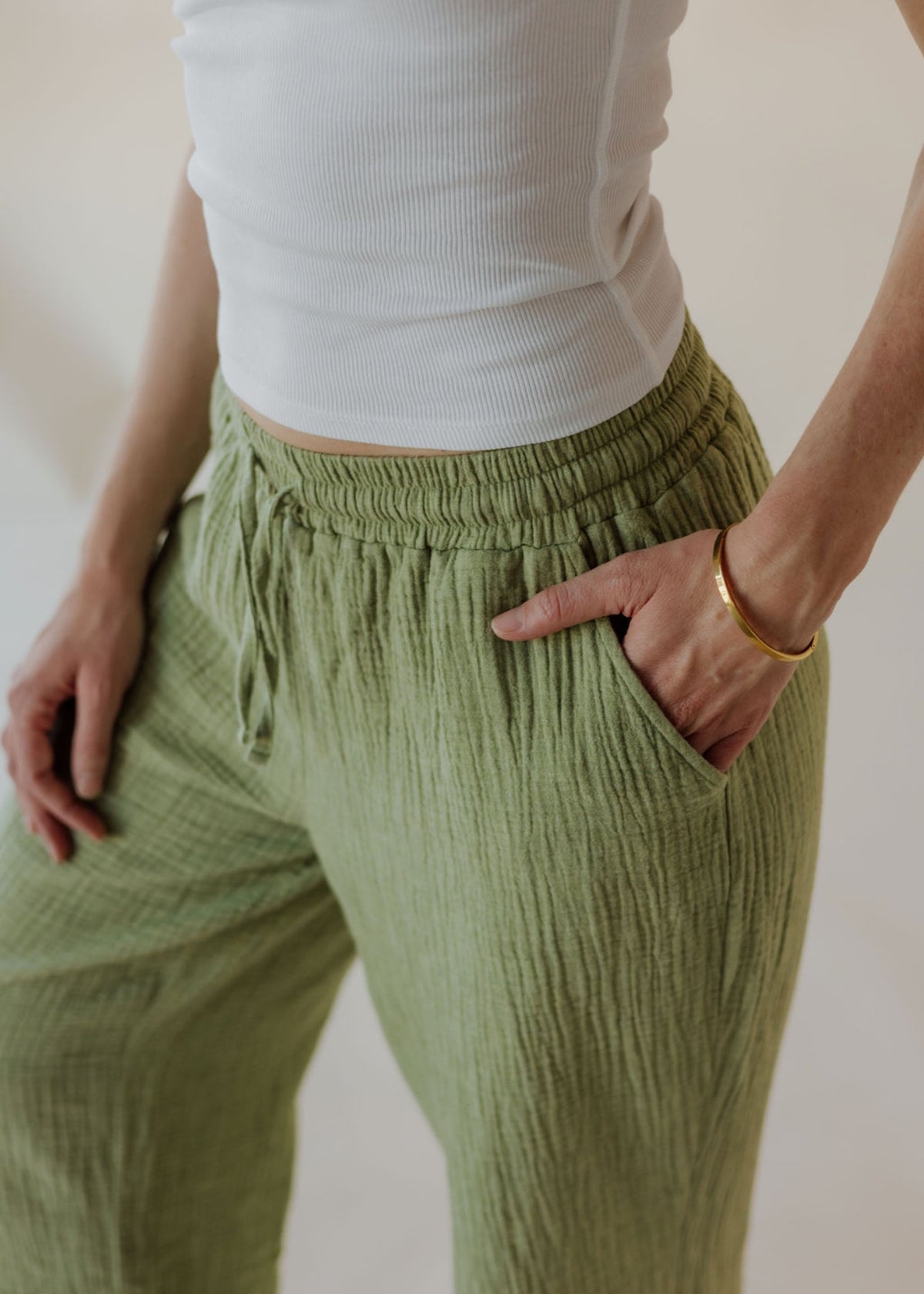 Pantalon en mousseline ONA sage melange