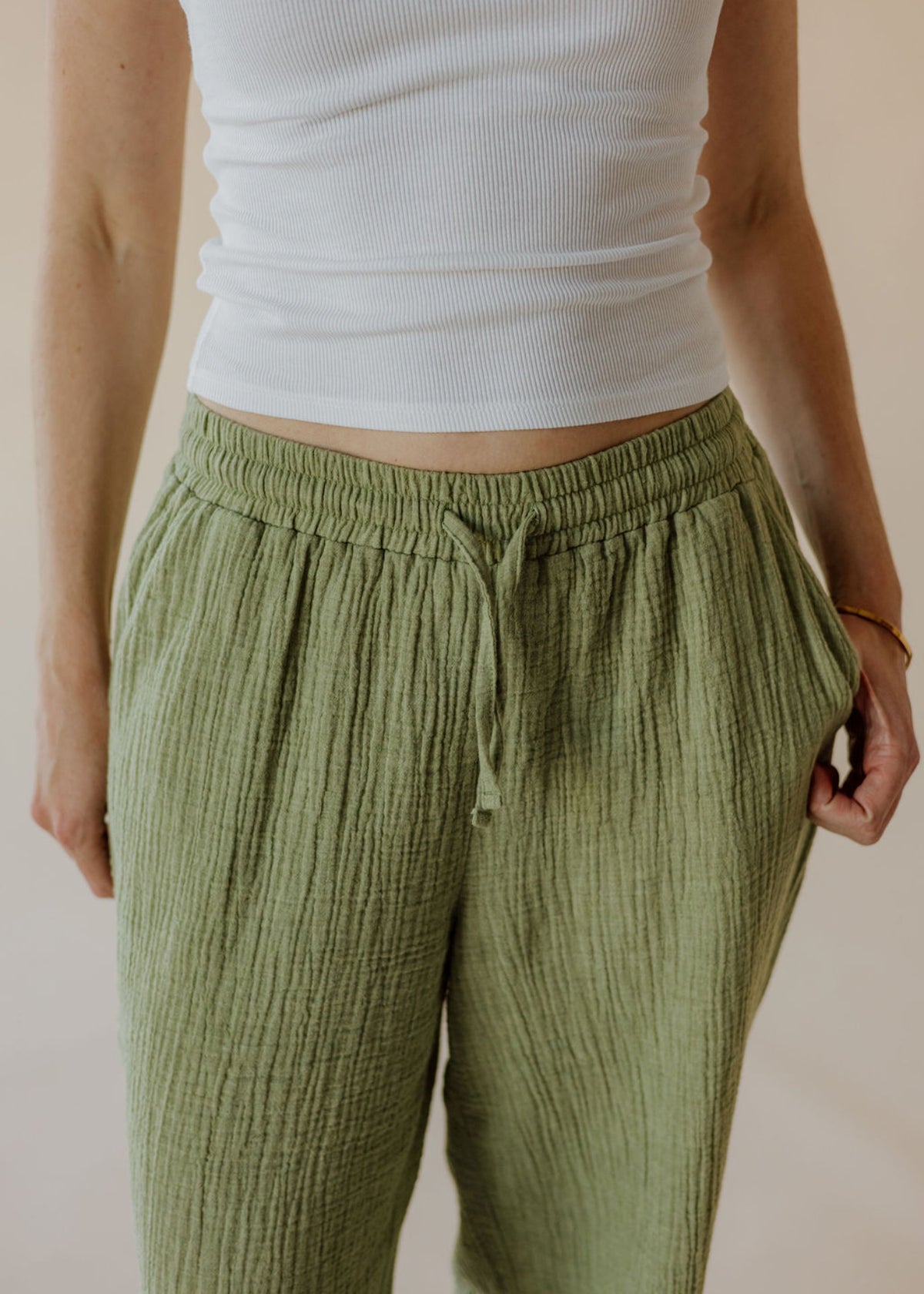 Pantalon en mousseline ONA sage melange